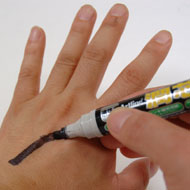 油性のマジックペンを手に印をつける